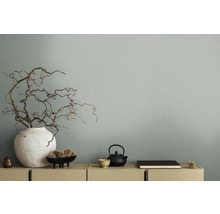 Mur décoratif avec vase, branches, théière et bol sur commode