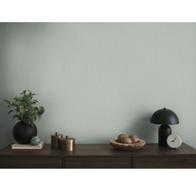 Nature morte décorative sur une commode avec une plante d''intérieur, une lampe et une décoration