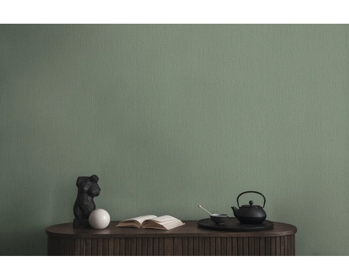 Papier peint intissé peint dans la pièce avec décoration sur une commode