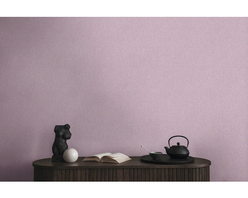 Gros plan d''une commode avec des objets de décoration et un papier peint mural discret en arrière-plan. La scène est calme et accueillante.