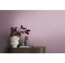 Gros plan d''un papier peint violet avec une table, un vase et des décorations pour un design d''intérieur.