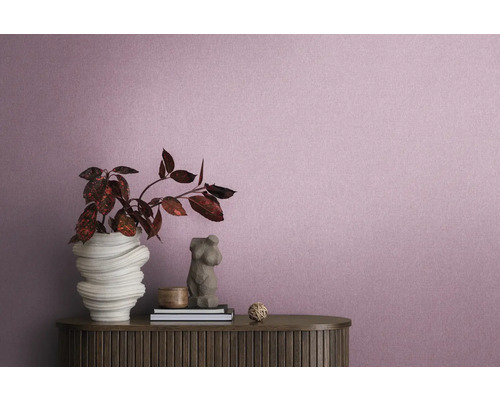 Gros plan d''un papier peint violet avec une table, un vase et des décorations pour un design d''intérieur.
