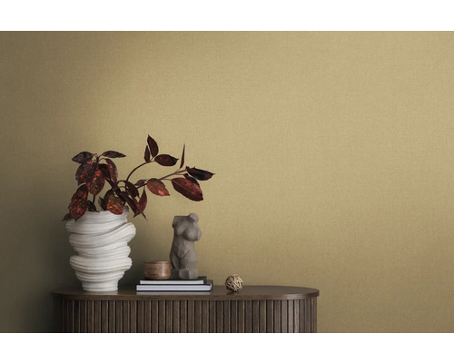 Gros plan d''une pièce avec un papier peint structuré, un buffet, un vase de fleurs et des éléments décoratifs.