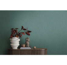 Papier peint textile dans un intérieur avec commode, décoration et plante