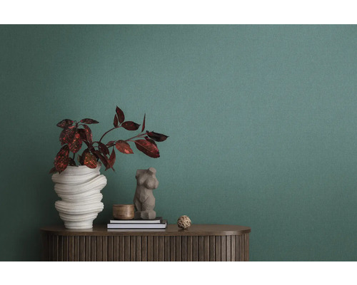 Textiltapete im Interieur mit Kommode, Dekoration und Pflanze