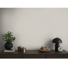 Arrangement décoratif avec lampe de table, plante et accessoires sur un buffet