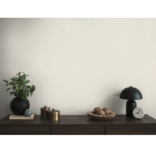 Scène décorative avec plante, lampe, bol et horloge sur une commode