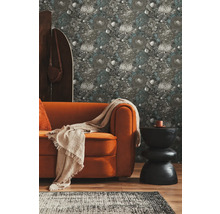 Salon avec papier peint à motifs floraux, canapé orange, table d''appoint foncée et tapis