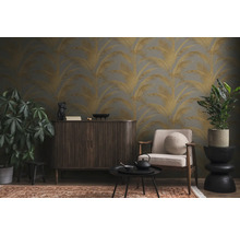 Salon avec papier peint à motifs, armoire, fauteuil, table et plantes