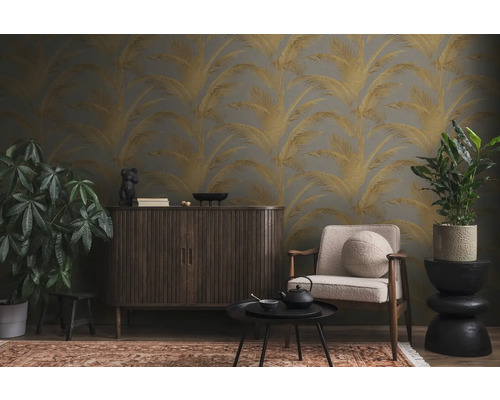 Salon avec papier peint à motifs, armoire, fauteuil, table et plantes