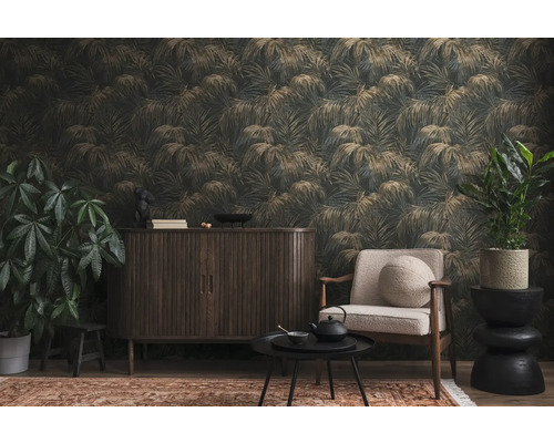 Salon avec papier peint botanique, buffet et fauteuil