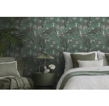 Chambre décorative avec papier peint à motifs, lit, fauteuil et table d''appoint