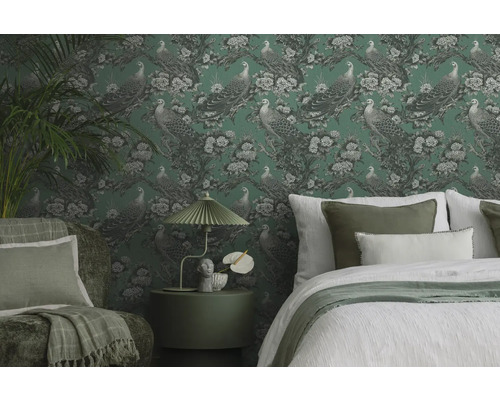 Chambre décorative avec papier peint à motifs, lit, fauteuil et table d''appoint