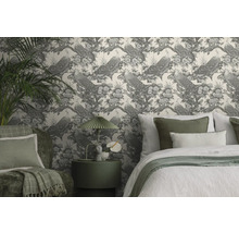 Chambre décorative avec papier peint à motifs, lit et table d''appoint.