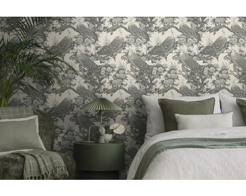 Chambre décorative avec papier peint à motifs, lit et table d''appoint.