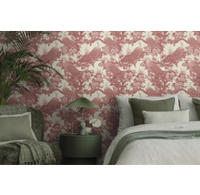 Chambre à coucher décorative avec papier peint à motifs, lit et table d''appoint