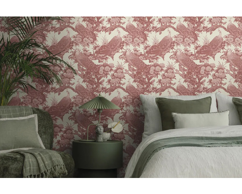 Chambre à coucher décorative avec papier peint à motifs, lit et table d''appoint