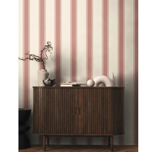 Intérieur décoratif avec commode en bois, vase et papier peint rayé