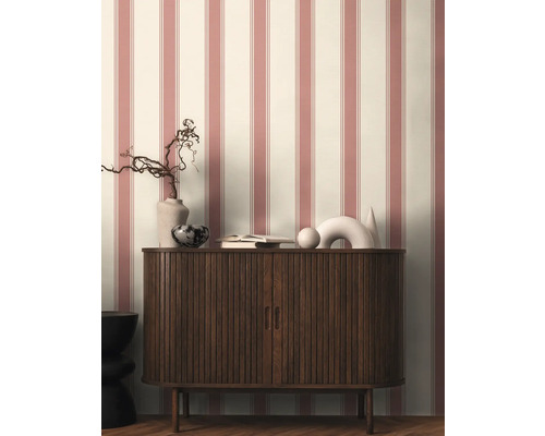 Intérieur décoratif avec commode en bois, vase et papier peint rayé