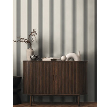 Scène avec papier peint rayé et armoire en bois