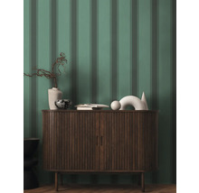 Papier peint rayé avec commode en bois dans la pièce