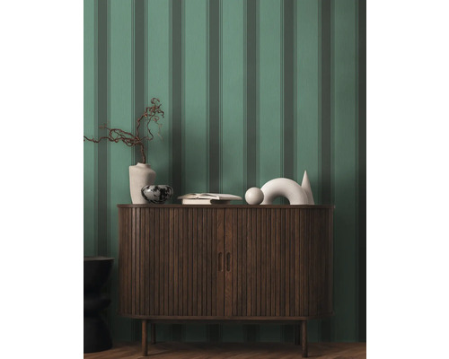 Papier peint rayé avec commode en bois dans la pièce