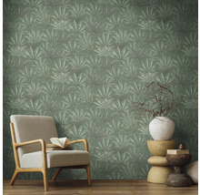 Vue d''une pièce avec papier peint à feuilles vertes, fauteuil et décoration