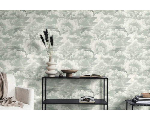 Salon avec papier peint nuageux, étagère et décorations pour une ambiance lumineuse