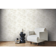 Vue d''une pièce avec papier peint nuageux, fauteuil et table d''appoint.