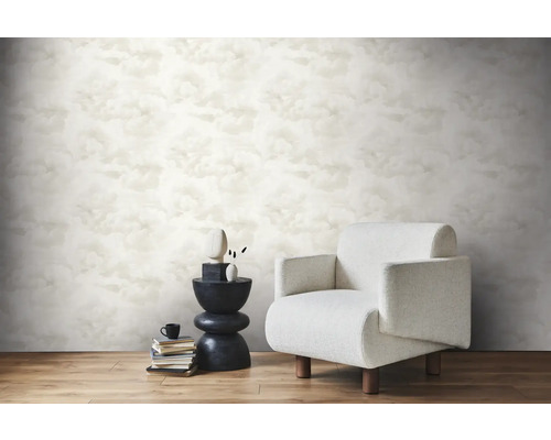 Vue d''une pièce avec papier peint nuageux, fauteuil et table d''appoint.