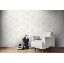 Scène avec papier peint à motifs, fauteuil et table d''appoint
