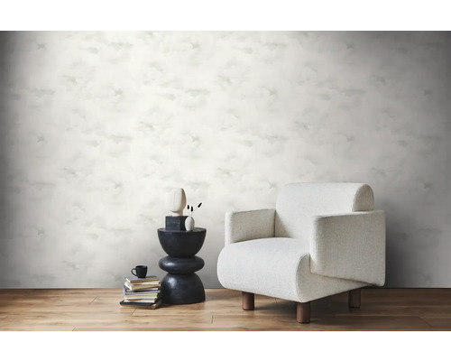 Scène avec papier peint à motifs, fauteuil et table d''appoint