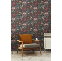Salon avec papier peint floral, fauteuil et table d''appoint