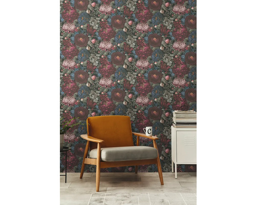 Salon avec papier peint floral, fauteuil et table d''appoint