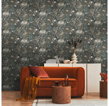 Salon avec papier peint à motifs floraux, canapé et table d''appoint