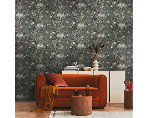 Salon avec papier peint à motifs floraux, canapé et table d''appoint