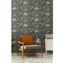 Pièce décorative avec papier peint à motifs floraux, fauteuil et table d''appoint