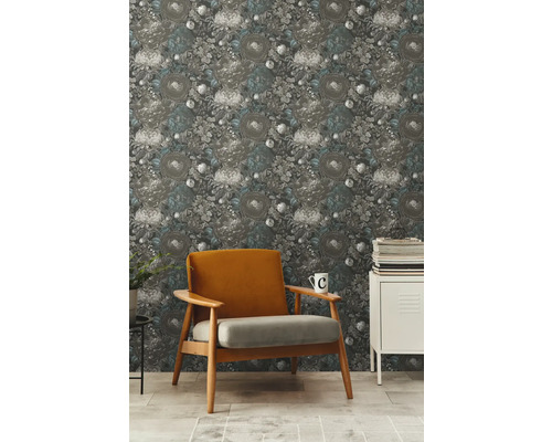 Pièce décorative avec papier peint à motifs floraux, fauteuil et table d''appoint