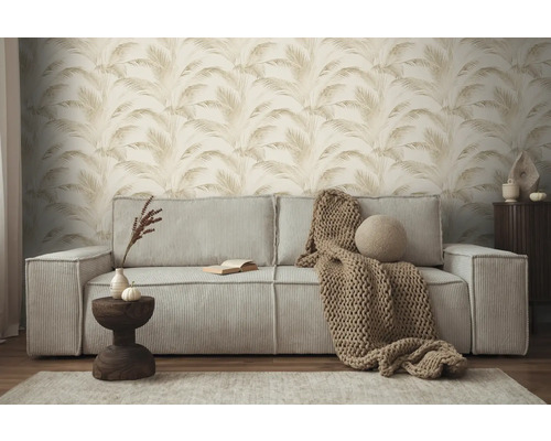 Salon avec canapé, table et papier peint à motifs avec des motifs végétaux