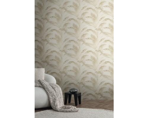 Salon avec papier peint à motif de palmier, fauteuil, couverture, tapis et table