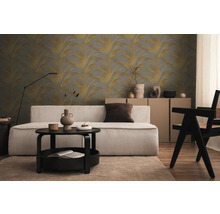 Salon avec canapé, table basse et papier peint à motifs de palmiers