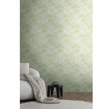 Scène de salon avec papier peint à feuilles de palmier vert