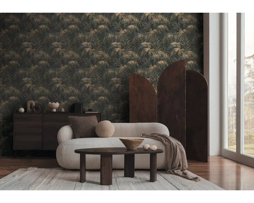 Salon avec canapé, table en bois, commode et papier peint à motifs végétaux