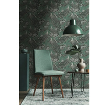 Exemple d''aménagement intérieur avec un papier peint vert à motif d''oiseaux, une chaise verte et une lampe assortie
