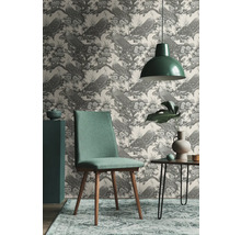 Espace de vie avec papier peint à motifs de paons, chaise, table et suspension