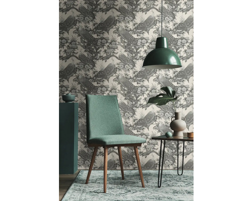 Espace de vie avec papier peint à motifs de paons, chaise, table et suspension