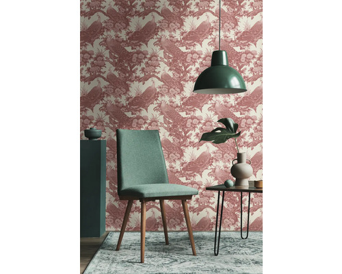 Pièce avec papier peint à motifs de paon, chaise, lampe et table d''appoint