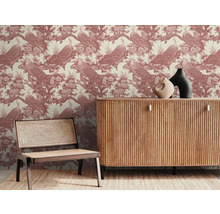 Papier peint décoratif avec motif de paon derrière une commode et une chaise