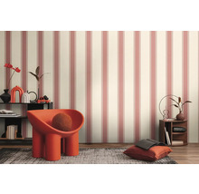 Vue d''une pièce avec papier peint rayé, fauteuil et éléments décoratifs sur une étagère