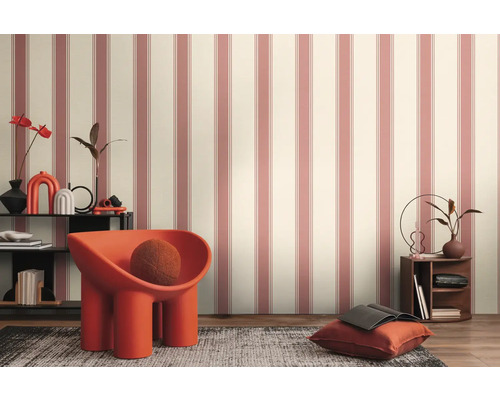 Vue d''une pièce avec papier peint rayé, fauteuil et éléments décoratifs sur une étagère